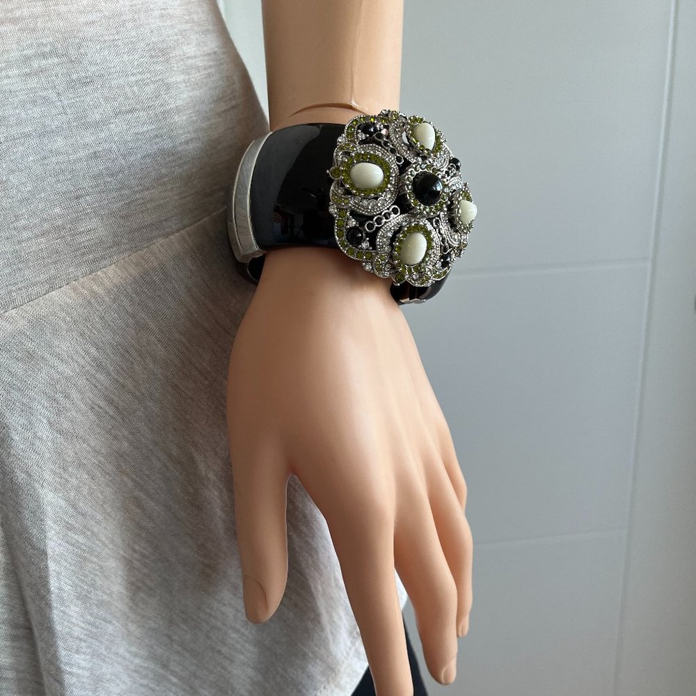 Cuff - Picture 2 of 16